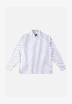 Biała koszula z długim rękawem, ozdobiona niebieskimi pionowymi paskami, zapinana na guziki z przodu, kołnierzykiem, kieszenią na lewej piersi oraz czerwonym akcentem z logo. Miękka, tkana tkanina.