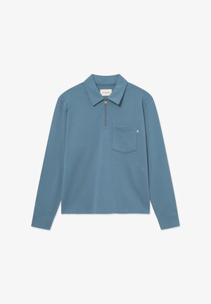 Hosszú ujjú pólóing tompa kék színben, cipzáros záródással, klasszikus gallérral és mellzsebbel. Puha pamut anyagból készült.
