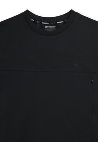 Camiseta negra de algodón con cuello redondo, que presenta un patrón texturizado sutil y un bolsillo con cremallera en el lado derecho.