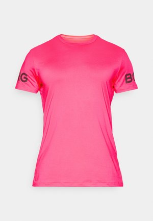 Tricou sportiv scurt, de culoare roz aprins, cu mâneci scurte, având textul "BOG" scris cu negru pe ambele mâneci, expus pe un fundal alb.