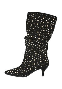 Botín de ante negro con un diseño arrugado, punta afilada y tachuelas doradas distribuidas uniformemente en la parte superior. Cuenta con un tacón kitten.