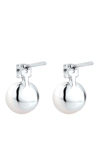 Boucles d'oreilles en métal argenté avec des formes sphériques polies et des accents blancs. Des fermoirs à poussoir transparents sécurisent le design.