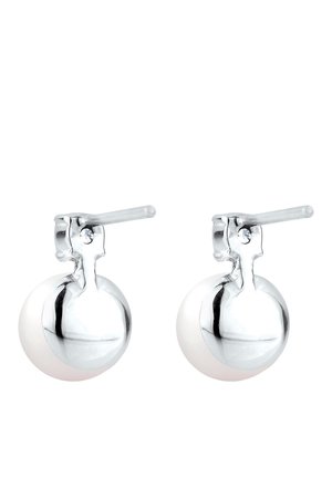 Cercei din metal argintiu, cu elemente sferice lustruite și accente albe. Clemele transparente de tip push-back asigură designul.