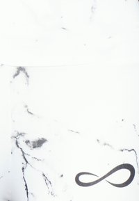 Legíny s mramorovým vzorem v bílé a černé barvě, s hladkou texturou a černým grafikou symbolu nekonečna na dolní levé straně.