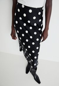 YAS YASPELLA MIDI SKIRT - Jupe trapèze - black/white