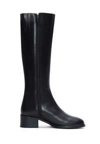 Hoge zwarte leren laars met zijrits en lage blokhak, weergegeven vanuit de binnenkant tegen een witte achtergrond.