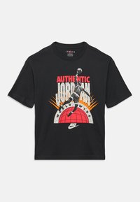 Μαύρο βαμβακερό t-shirt με γραφικό σχέδιο που απεικονίζει το "AUTHENTIC JORDAN" και έναν παίκτη μπάσκετ, με κόκκινες, λευκές και πορτοκαλί λεπτομέρειες.