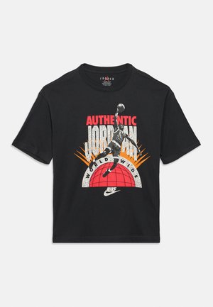 Crna pamučna majica s grafičkim printom koji prikazuje "AUTHENTIC JORDAN" i košarkaša, naglašeno detaljima u crvenoj, bijeloj i narančastoj boji.