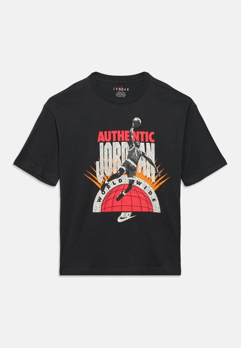 Μαύρο βαμβακερό t-shirt με γραφικό σχέδιο που απεικονίζει το "AUTHENTIC JORDAN" και έναν παίκτη μπάσκετ, με κόκκινες, λευκές και πορτοκαλί λεπτομέρειες.