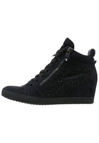 Baskets compensées noires avec tige en daim, panneau latéral texturé et rhinestones décoratifs. Dotées d'un laçage à l'avant et d'une fermeture éclair. Semelle en caoutchouc.
