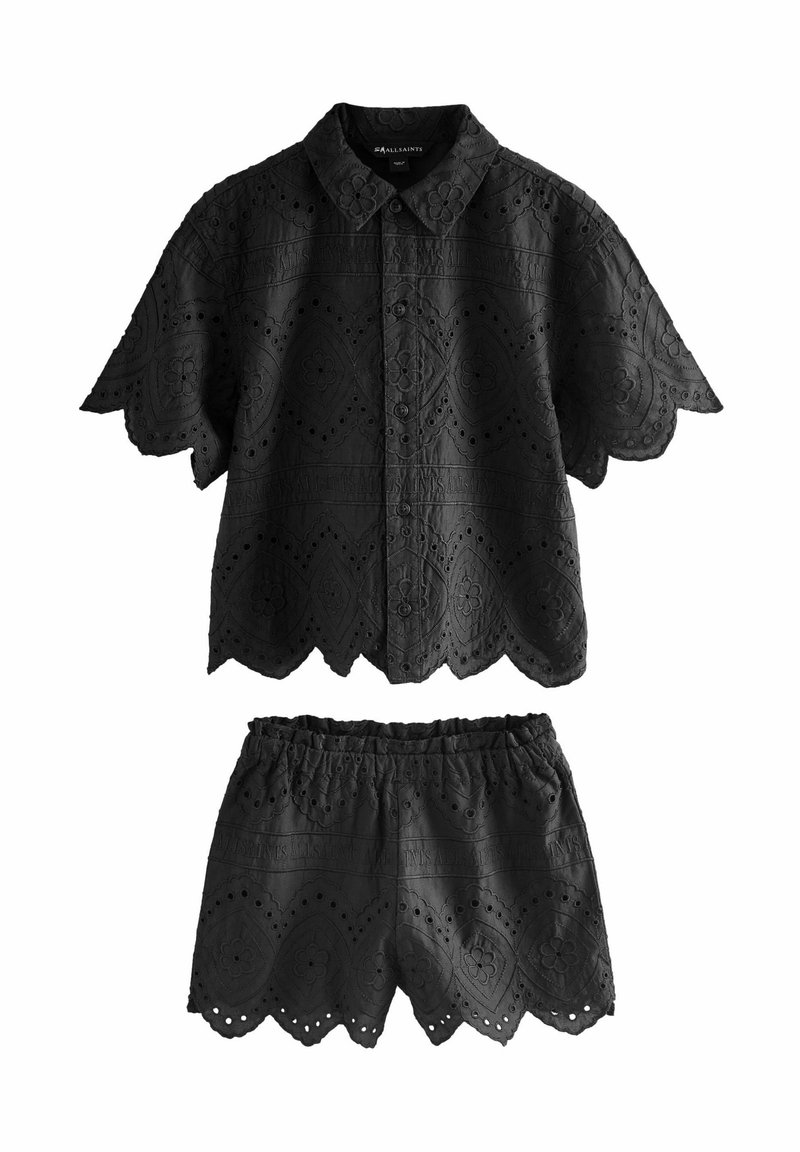 Set di maglietta nera a maniche corte e pantaloni corti realizzato in tessuto testurizzato, con motivi ad occhiello e bordi scallop per un look stratificato.