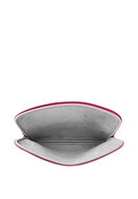 Rosa lynlås clutch med en glat overflade og grå blød indvendig, som har en bred åbning for nem adgang.