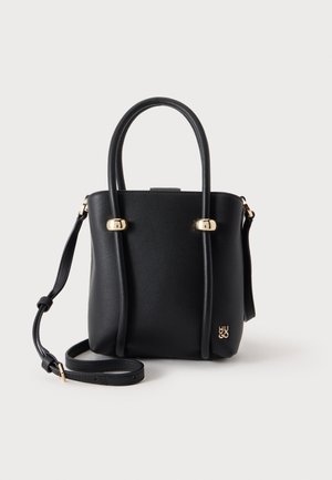 Sac à main en cuir noir avec deux poignées accentuées d'or, une bandoulière amovible et un petit logo de la marque dans le coin avant inférieur.