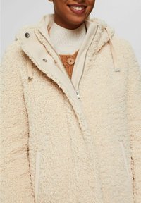 Esprit Abrigo de invierno - off-white