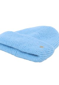 Jasnoniebieska, dziana czapka wełniana z podwiniętym brzegiem i małym, okrągłym metalowym logo na brzegu, na białym tle.