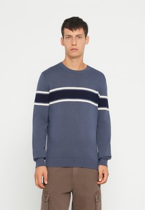Blaues Strickpullover mit Rundhalsausschnitt, mit drei horizontalen Streifen: navy, weiß und navy. Gerippte Bündchen und Saum, glatte Textur.