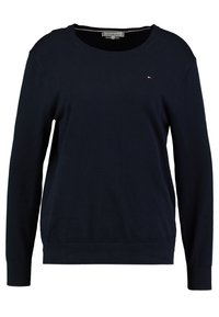 Mörkblå långärmad tröja med rund halsringning och ribbade mudd och nederkant, liten Tommy Hilfiger-flagglogotyp på vänster bröst.