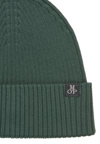 Zielona dzianinowa czapka z prążkowanym mankietem. Posiada płaską czarną metkę z białym napisem "MOP". Miękka tekstura i dopasowany fason.