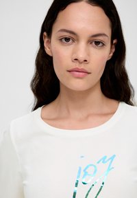 s.Oliver MIT GLÄNZENDEM - T-Shirt print - ecru