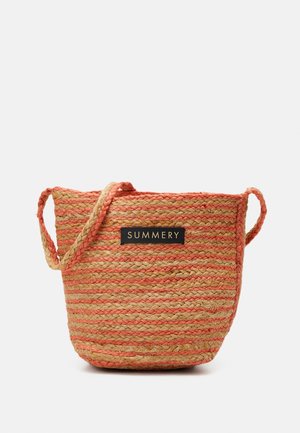Bolso de cubo tejido de paja con rayas coral y natural, dos asas y una etiqueta negra en el frente con la palabra "SUMMERY".