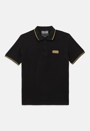 Sort polo shirt lavet af bomuld med knaplukning med tre knapper, gul kant på kraven og ærmerne, og med en mærketap på brystet.