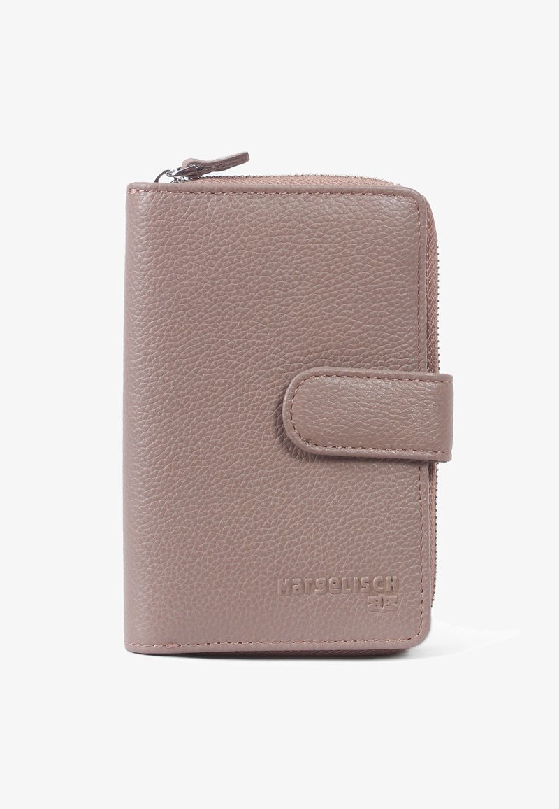 Brun texturerad läderplånbok med dragkedjestängning, tryckknapp och präglad logotyp på framsidan, med en kompakt rektangulär form.