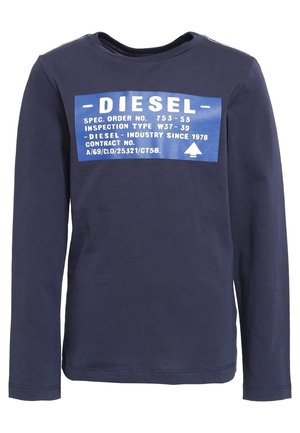 Navyblå langærmet skjorte med blåt rektangulært logo med teksten "DIESEL" og hvid tekst, der indeholder kontrakt- og inspektionsdetaljer.