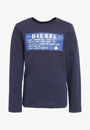 Chemise à manches longues bleu marine avec logo rectangulaire bleu portant l'inscription "DIESEL" et texte blanc incluant les détails du contrat et de l'inspection.