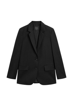 Blazer nero monopetto con rever a incavo, due tasche frontali con pattina e due bottoni su sfondo bianco.