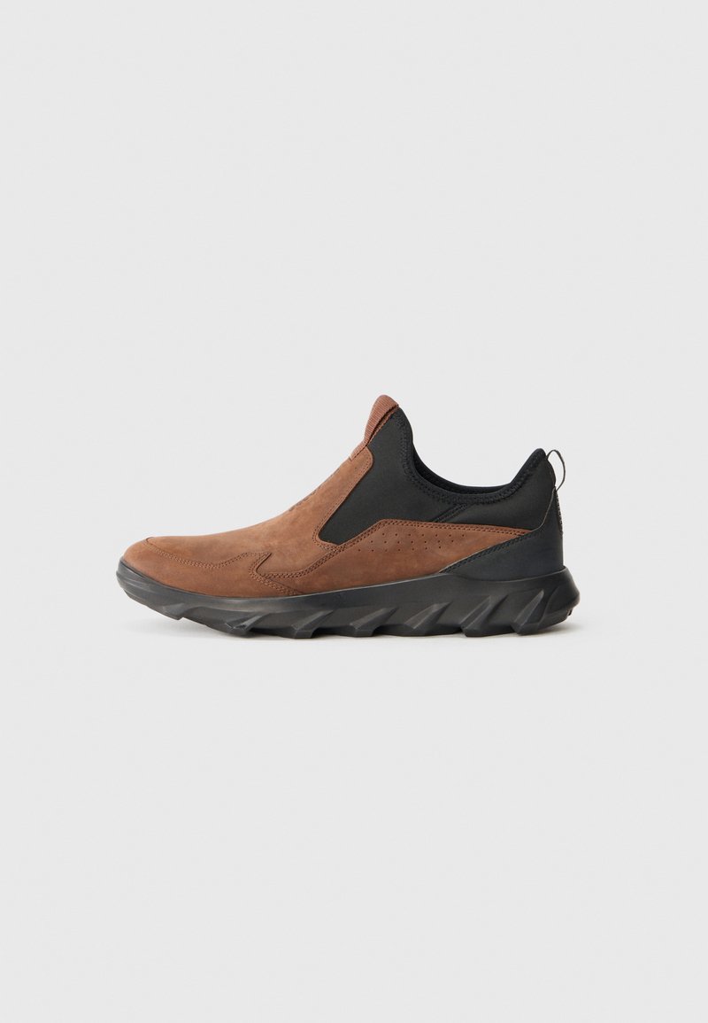 Braune Wildlederschlupfschuhe mit schwarzen elastischen Seiteneinsätzen und einer robusten schwarzen Laufsohle. Mit einem Zugband an der Ferse für einfaches Anziehen.
