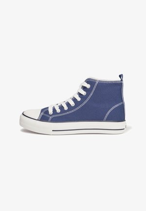 Hoge sneakers van donkerblauw canvas met witte accenten, met witte veters, rubberen neuskap en gestructureerde zijnaad.