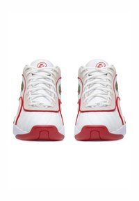 Biele tenisky s červenými detailmi, vybavené zvrškom z semišu, textúrovanými bočnými panelmi a bielymi šnúrkami. Výrazné logo na jazyku a päte.