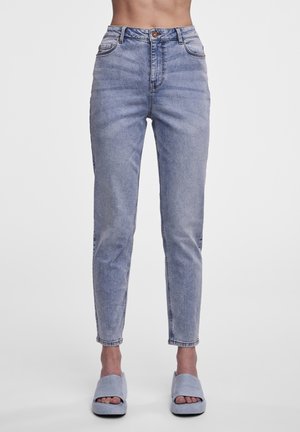 Jean taille haute bleu clair avec une silhouette ajustée, comportant cinq poches, des coutures contrastées et une fermeture à bouton à la taille.
