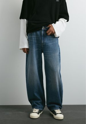 PULL&BEAR, BALLOON - BAGGY JEANS - Jeans baggy - light blue