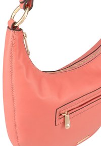 Hobo tas in koraal leer met een gladde textuur, voorzien van een gouden rits en hardware, en een ritsvak aan de voorkant.