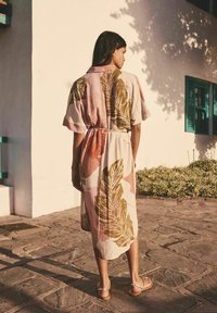 Next SHORT SLEEVE TIE WAIST MIDI - Paitamekko - cream palm print