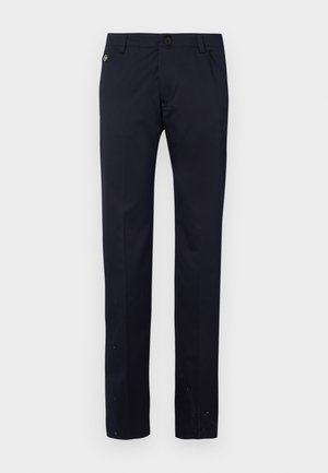 Pantalones navy de corte regular, elaborados con un tejido suave. Presentan un cierre delantero con botón y bolsillos laterales, con un detalle mínimo.