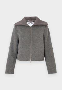 Γκρι ζακέτα με φερμουάρ και ribbed γιακά. Διαθέτει μακριά μανίκια και κοντό σχέδιο. Κατασκευασμένη από μαλακό, υφασμάτινο μείγμα μαλλιού με υφή.