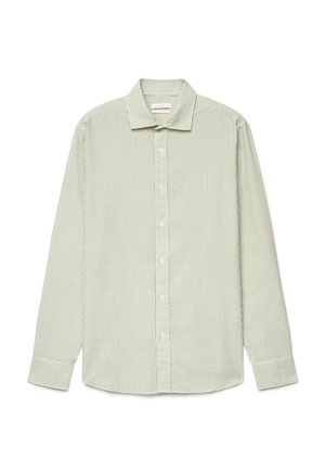 Camicia da uomo a manica lunga con bottoni, righe verticali strette verdi e bianche e colletto appuntito, distesa su sfondo bianco.