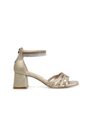 Guldmetallic hælet sandal med ankelrem, der har en rhinestone-detalje, åben tå og en blokhælhæl med tekstureret finish.