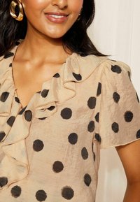 Friends Like These REGULAR FIT - RUFFLE FRONT PUFF SLEEVE  - Blus - cream spot