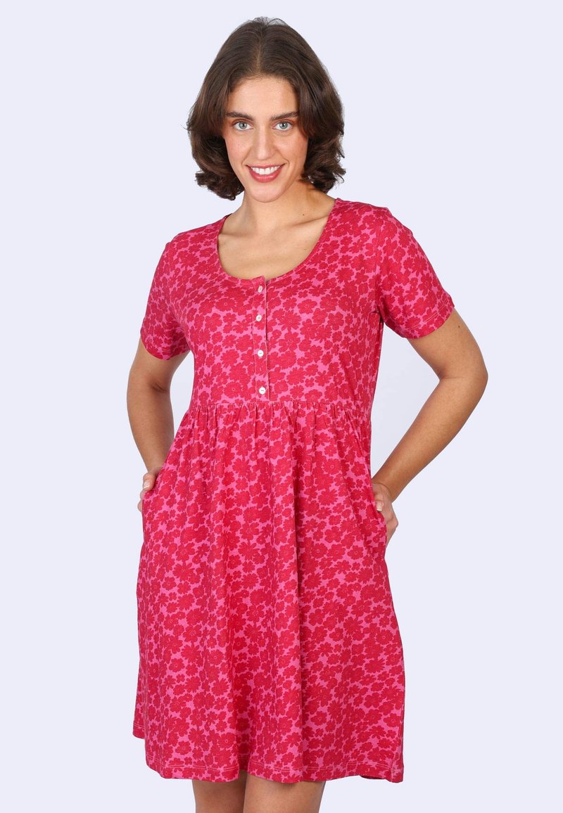 Rotes Blumenkleid mit kurzen Ärmeln und runder Ausschnitt, mit einer Knopfleiste vorne und seitlichen Taschen, aus weichem Material hergestellt.