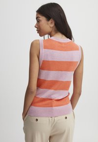 Top de punto sin mangas con rayas horizontales en naranja y rosa claro, con cuello y dobladillo acanalados, textura suave y forma ajustada.