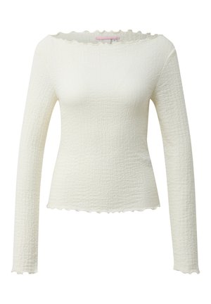 Biała koszula z długim rękawem o fakturowanej strukturze z falistymi brzegami przy dekolcie, mankietach i dole, przedstawiona na jednolitym białym tle.