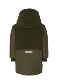 Parka vert olive avec un dos et une capuche texturés et duveteux, des poignets côtelés et une étiquette de marque rectangulaire près de l'ourlet.