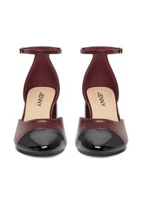 Bordowe szpilki z czarnym lakierowanym noskiem i paskiem wokół kostki. Gładka skóra o fakturze z ostrym noskiem.