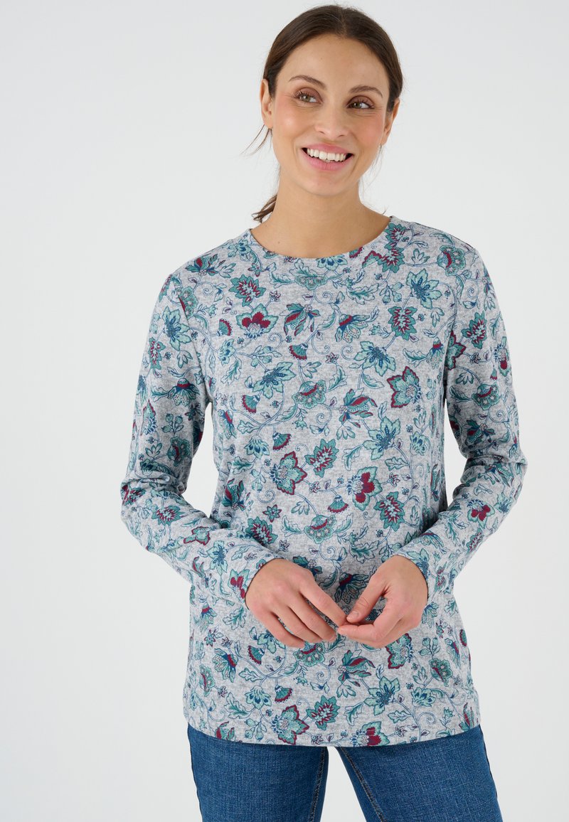 Camiseta de manga larga en gris claro con un patrón floral en azul y burdeos, cuello redondo y material de algodón suave.