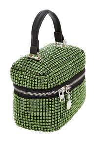 Borsa a tracolla con cristalli verdi, manico in pelle nera, forma rettangolare, chiusura con zip e dettagli in metallo argentato.