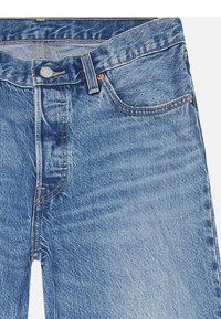 Vaqueros de mezclilla en azul claro con corte recto, que incluyen un cierre de botón, diseño de cinco bolsillos y detalles de costura en color naranja.