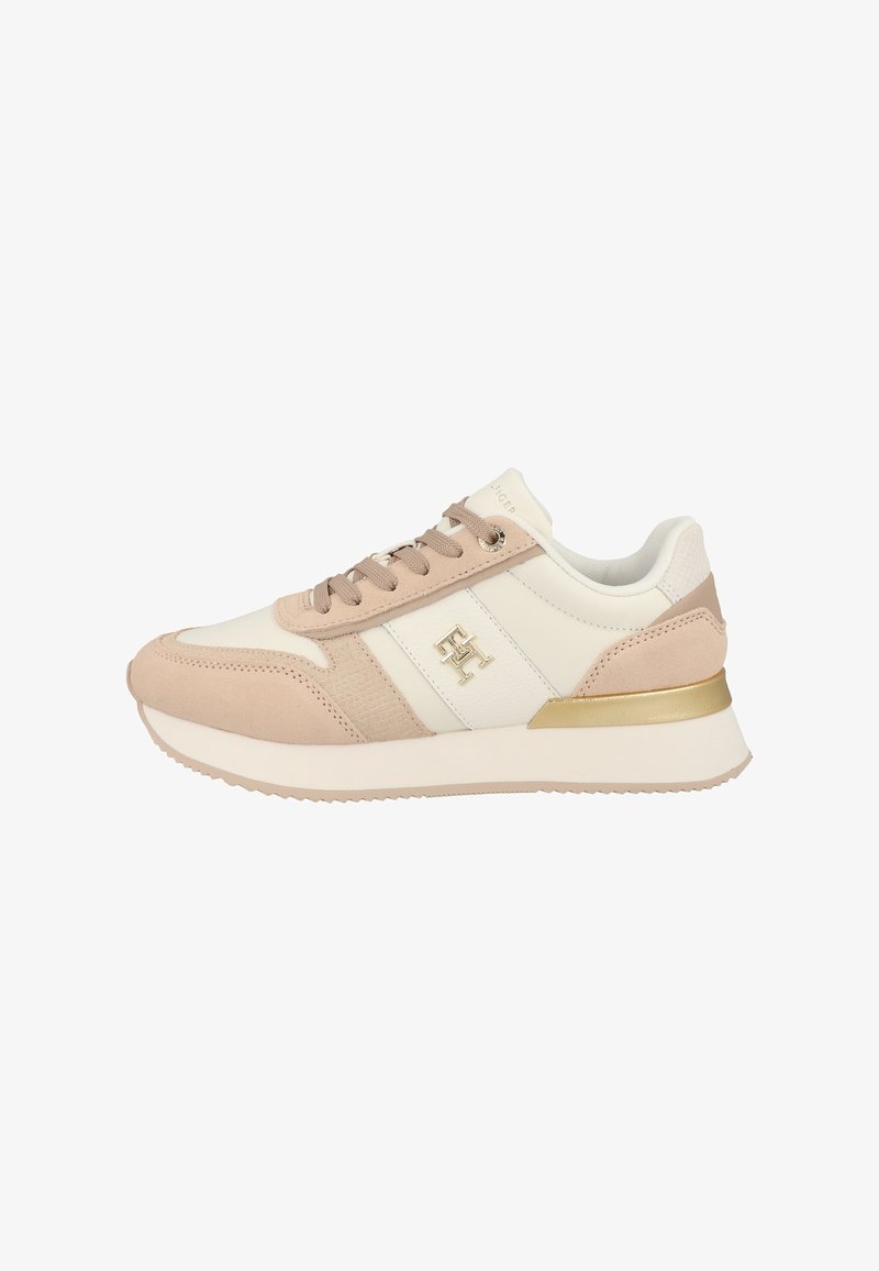 Baskets en mélange de daim beige et de cuir blanc, avec un accent doré, bout rond et finition texturée.
